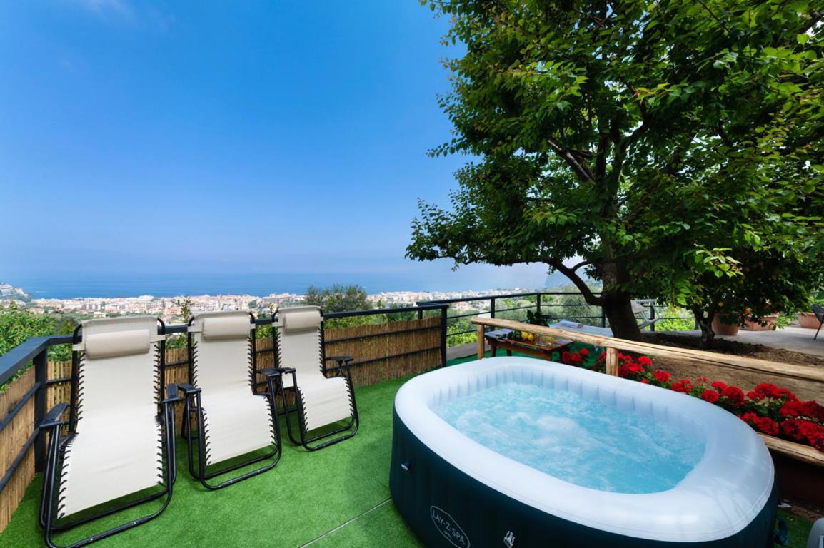 Sorrentovibes - Sea View Rooftop Apartment With Jacuzzi & Garden Bagian luar foto
